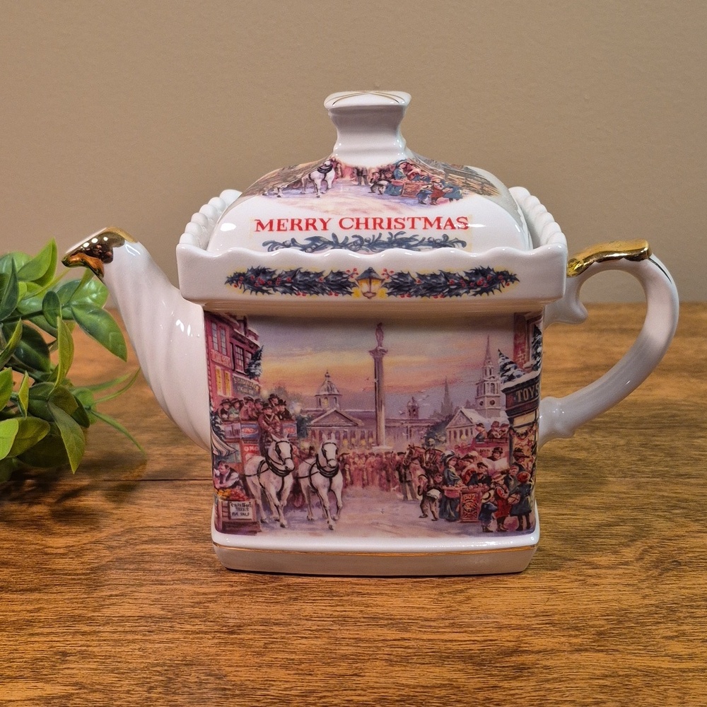 JAMES SADLER 2003 Trafalgar Square Merry Christmas Teapot with Gold Accents